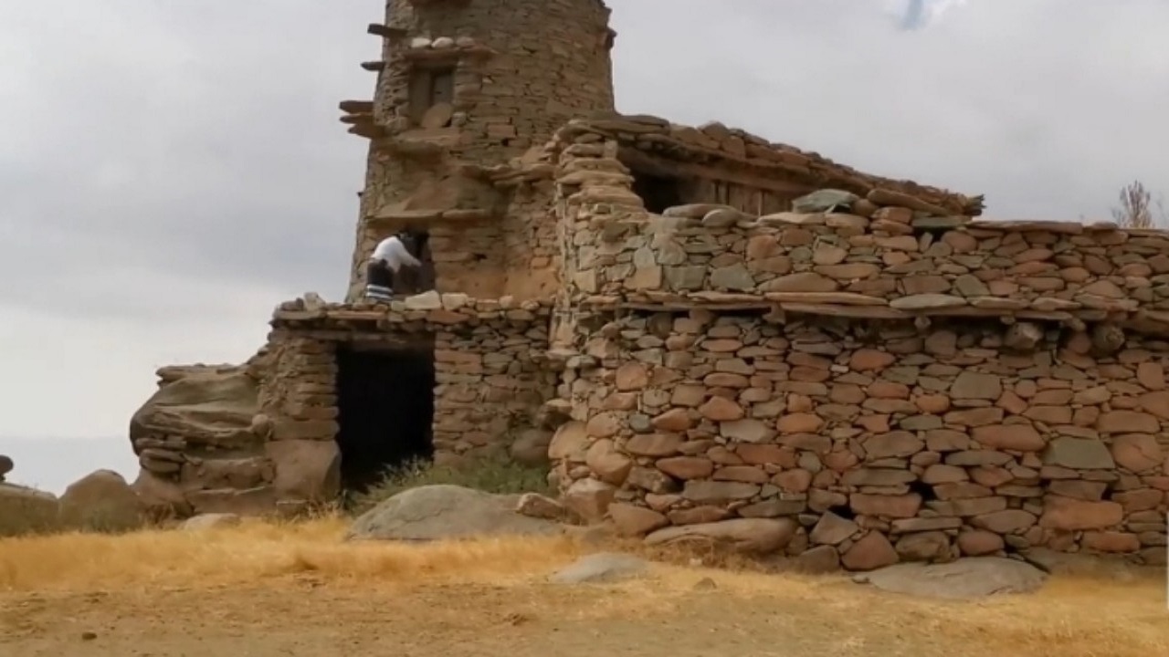 ‏شاهد.. بيوت في جبال “الحشر” شُيّدت من الحجارة حولها الأهالي إلى نُزل ريفية