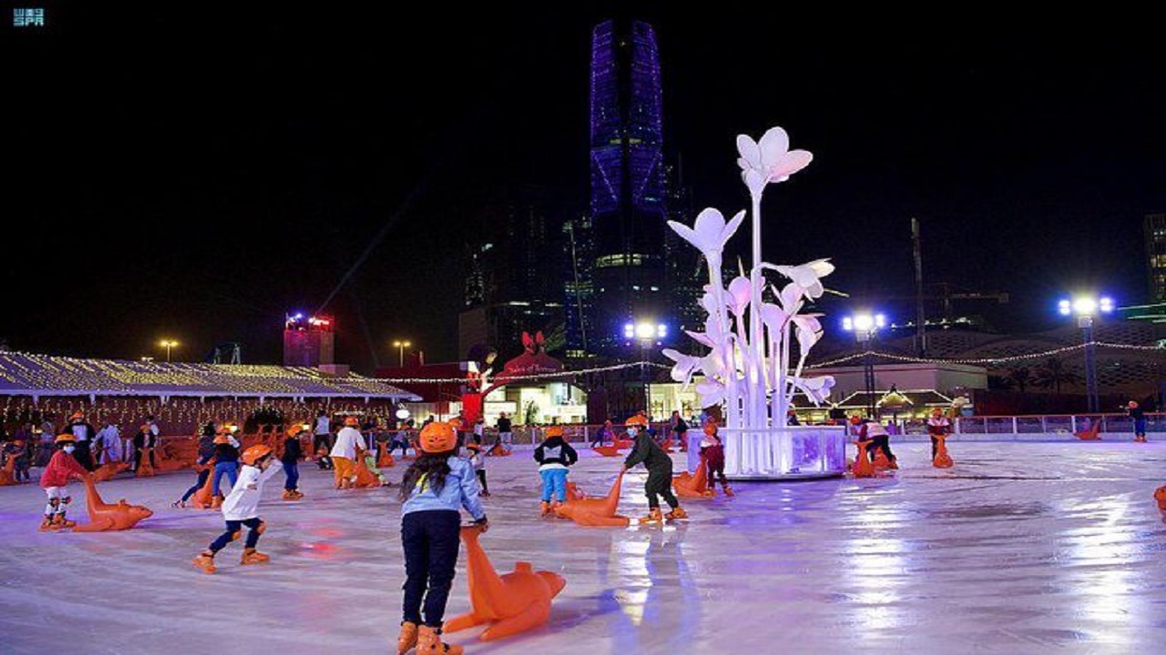 بالصور.. اللعب على الجليد يجذب زوار &#8220;الرياض ونتروندرلاند&#8221;