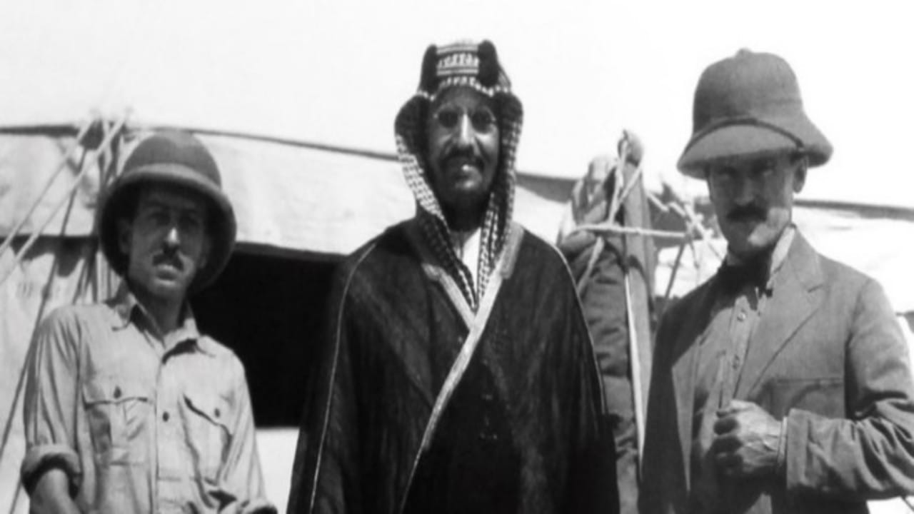 صورة نادرة للملك عبدالعزيز مع كلايتون خلال مفاوضات معاهدة جدة مع بريطانيا