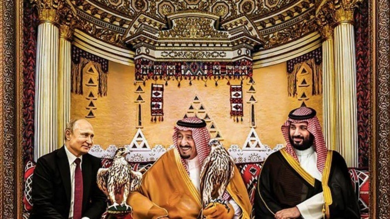 بالصور.. الرسامة السعودية تكشف سر اللوحة المهداة من المملكة لروسيا