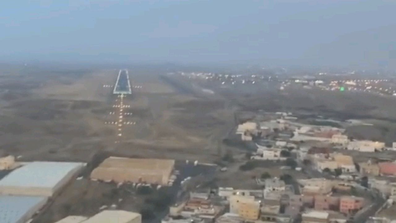 شاهد.. طيار يشارك فيديو للحظة هبوطه بالطائرة في مطار أبها