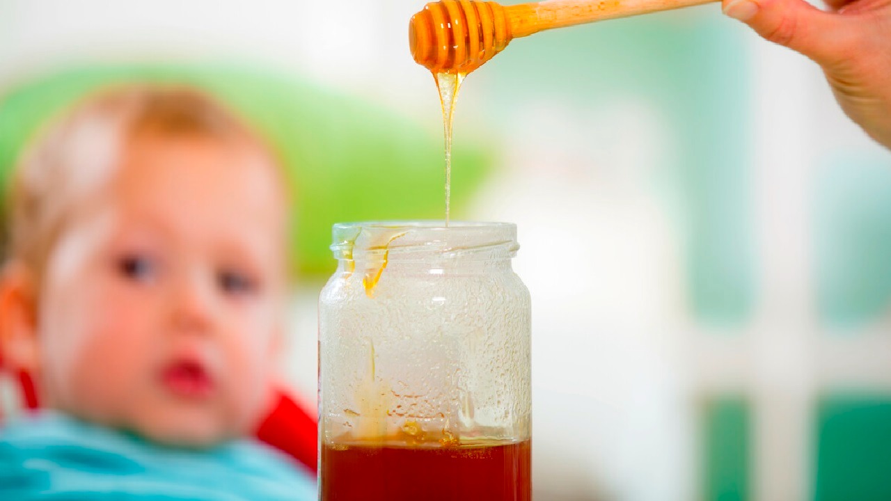 بالفيديو .. مختصة : تناول الطفل العسل قبل سن العام لأنه يؤدي للموت