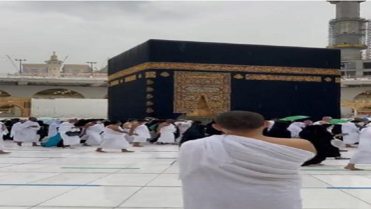 بالفيديو..  هطول أمطار على المسجد الحرام وسط أجواء روحانية