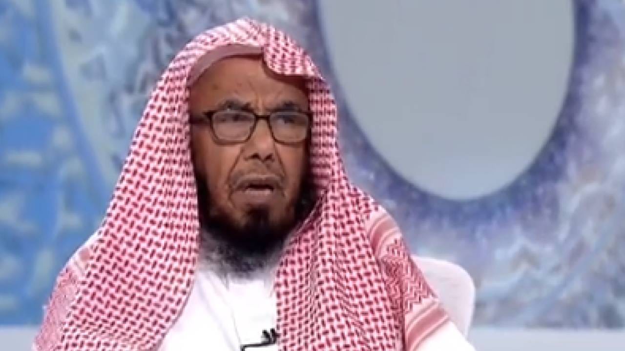 بالفيديو.. الشيخ المطلق يوضح حكم صلاة المأمومين جالسين خلف الإمام الجالس