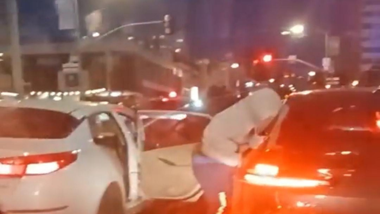 بالفيديو.. لص يسرق حقيبة من سيارة بطريقة ماكرة