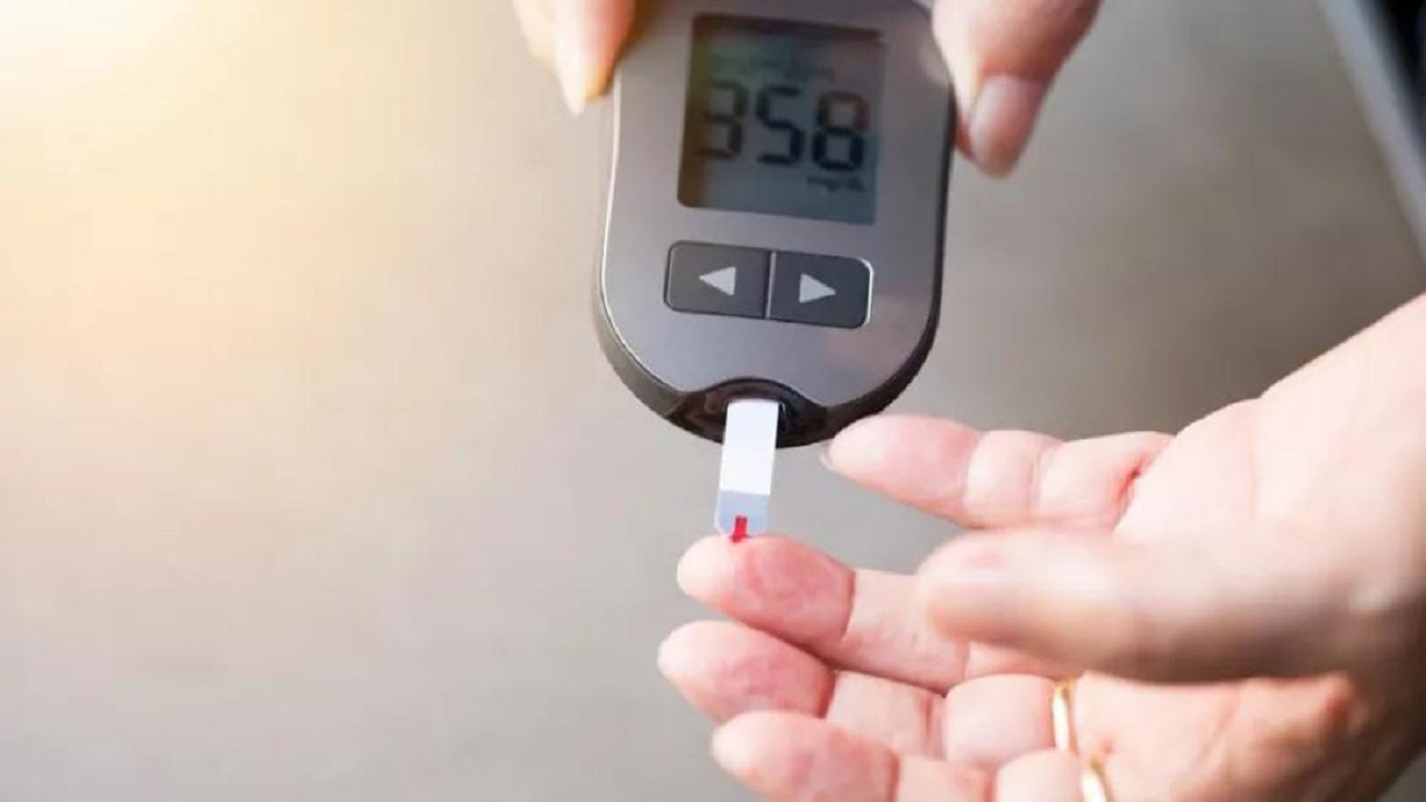 بالفيديو.. الصحة توضح طريقة الصحيحة لقياس السكر في المنزل