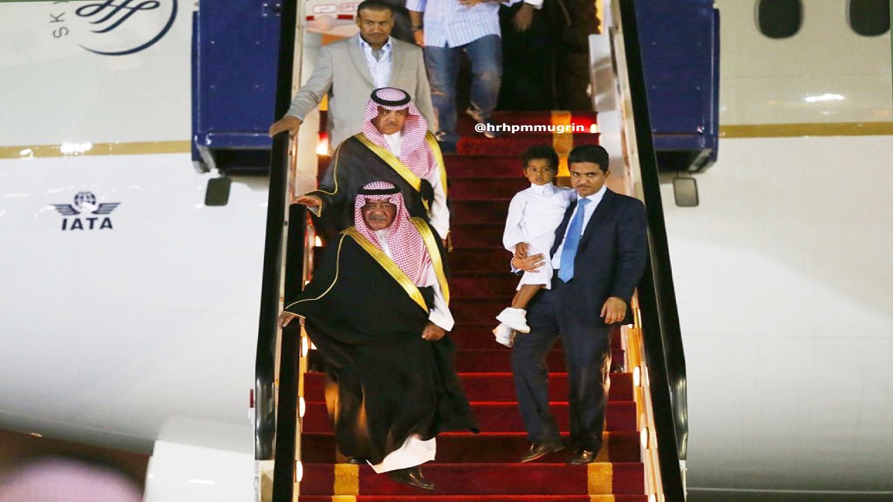 بالفيديو..الأمير مقرن بن عبدالعزيز يعود إلى الرياض بعد إجرائه عملية ناجحة