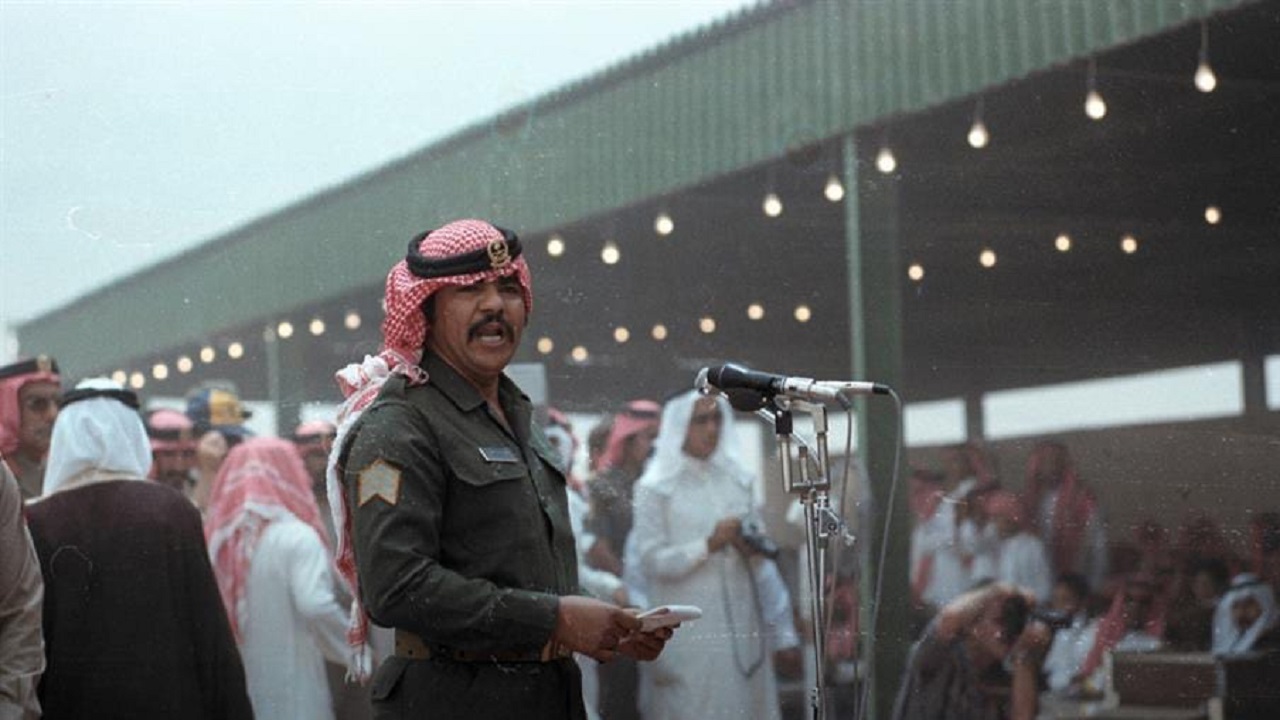صورة نادرة لأحد أفراد الحرس الوطني أثناء مشاركته في سباق الهجن قبل 42 عاما