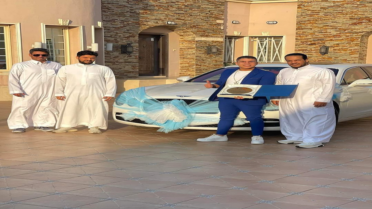 بالفيديو.. تكريم عمر كمال بالمملكة ومنحه سيارة بنتلي هدية