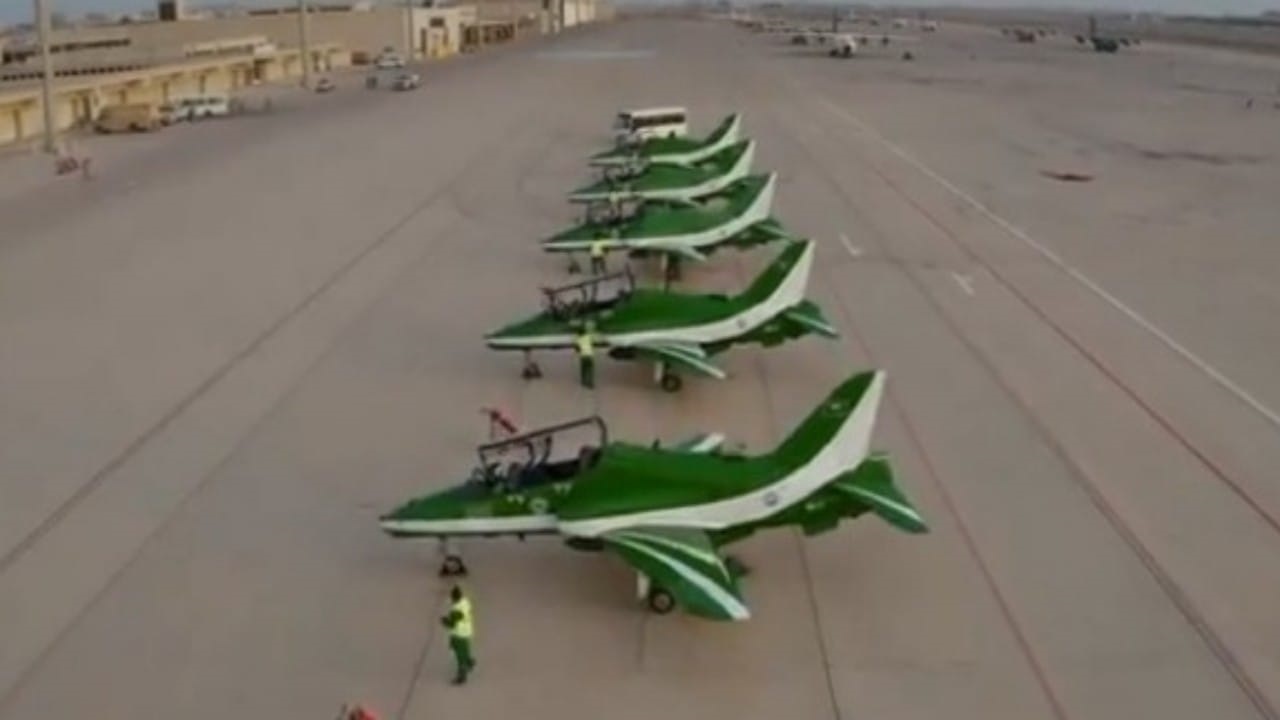 شاهد..  فريق الصقور السعودية للعروض الجوية يشارك في معرض دبي للطيران