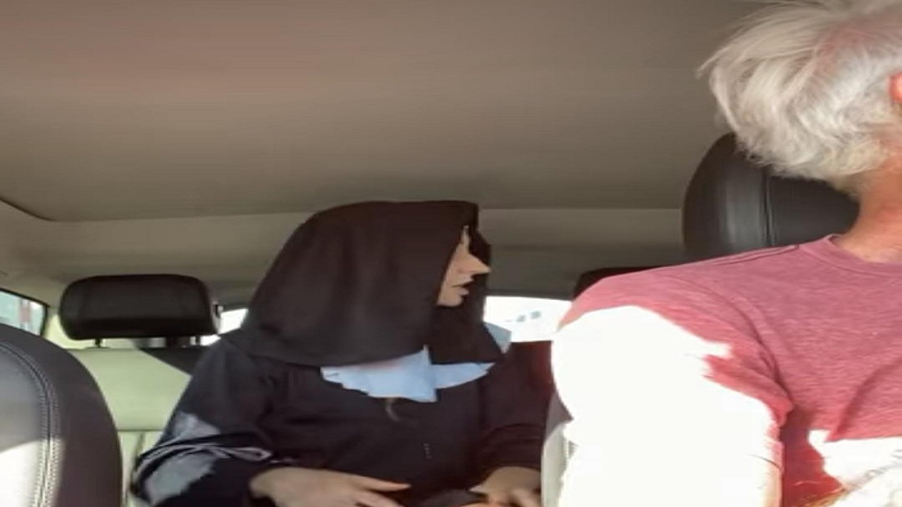 فيديو يثير جدلاً لراكبة &#8220;تاكسي&#8221; خلعت ملابسها بدلاً من دفع الأجرة