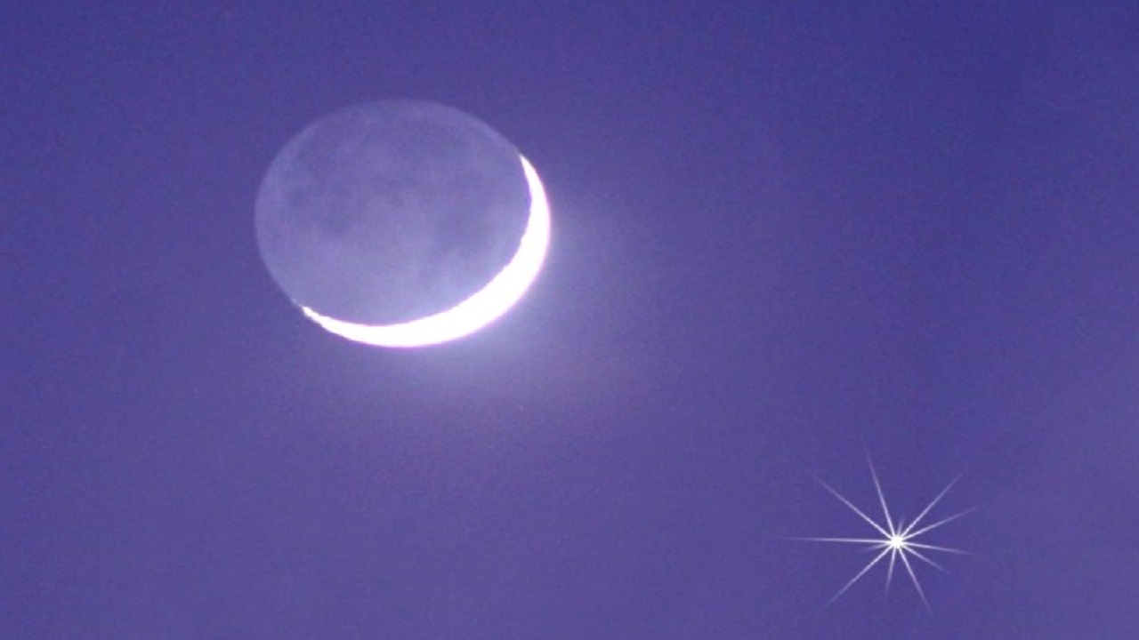 القمر يقترن بـ&#8221;كوكب الجمال&#8221; غدا ويشاهد بالعين المجردة