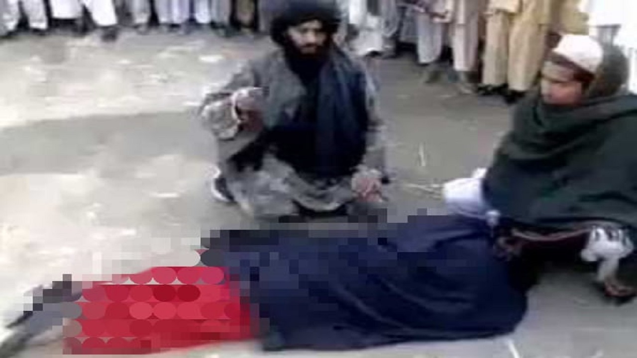 بالفيديو.. عناصر من طالبان يجلدون فتاة على مؤخرتها