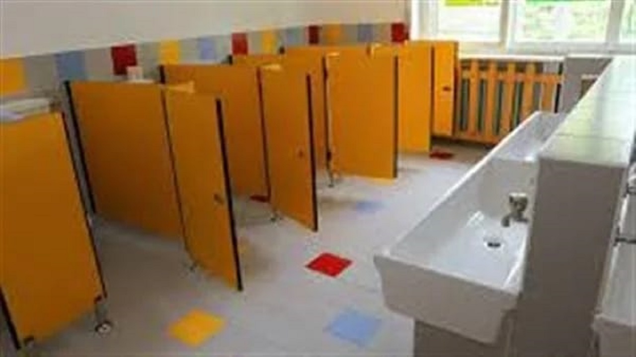 طالب يكتشف غرفة سرية في مرحاض مدرسته وبداخلها رسالة غريبة