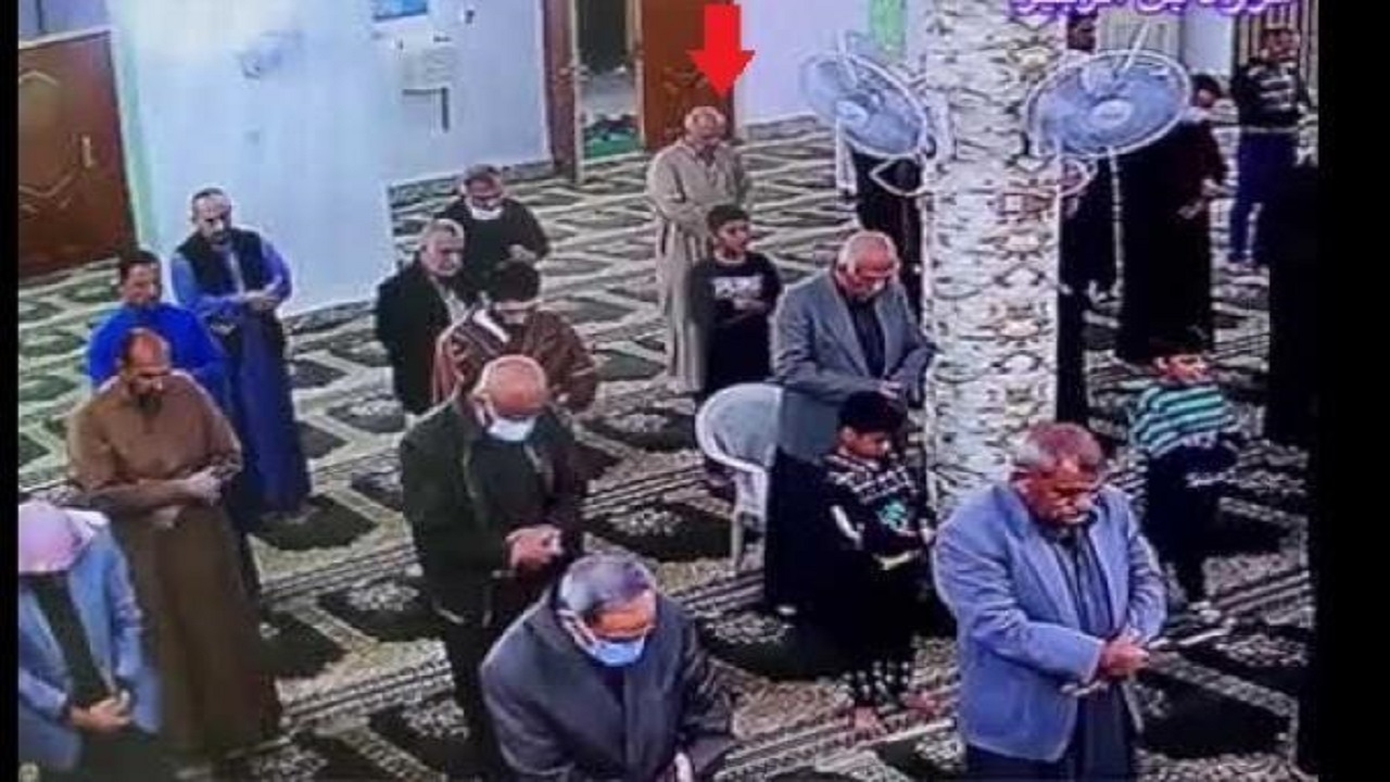 بالفيديو.. لحظة وفـاة مسن أثناء أدائه الصلاة
