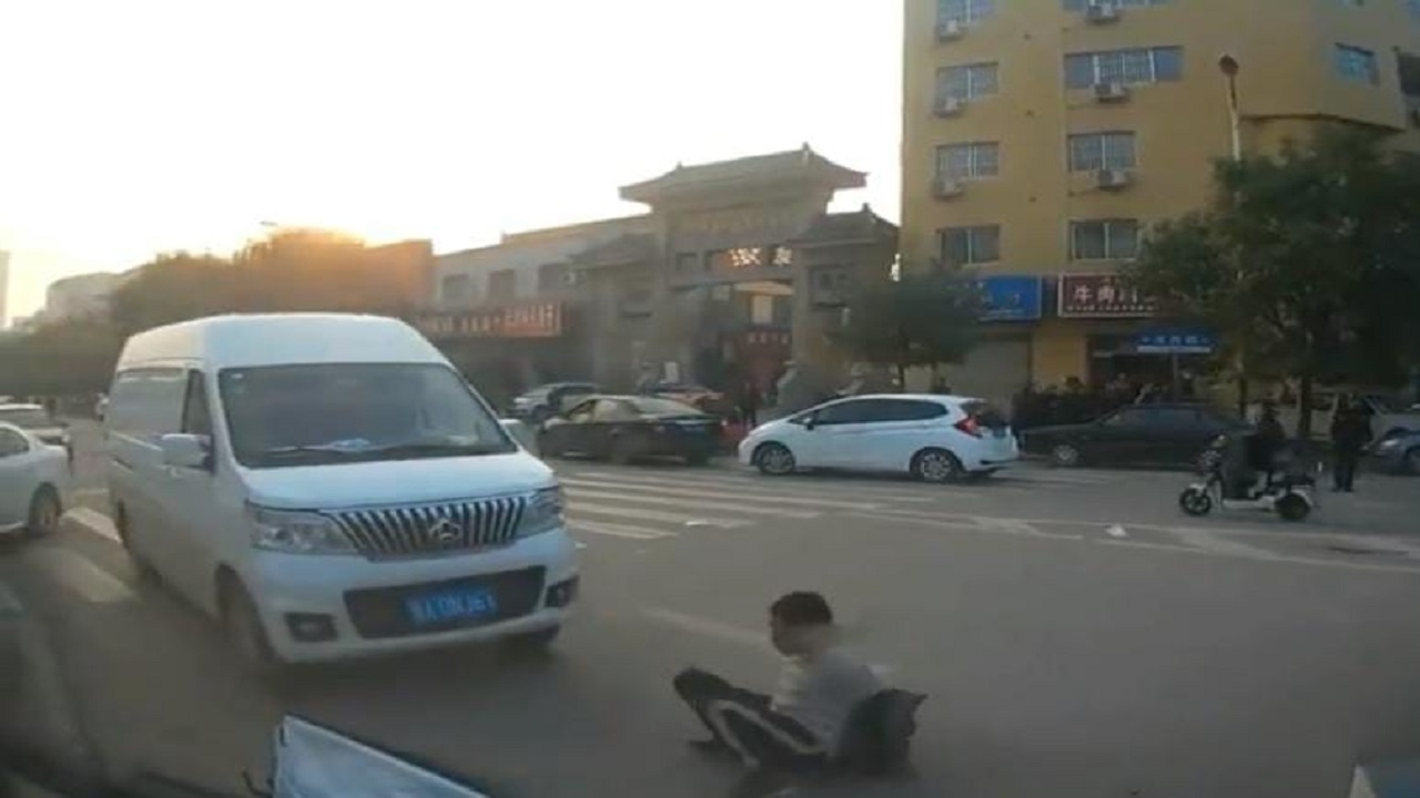 بالفيديو.. شاب يهاجم المارة بساطور في الطريق العام