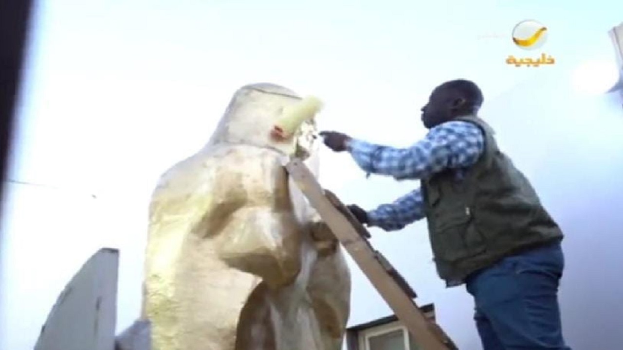 بالفيديو.. شاب يصنع أكبر تمثال في تاريخ المملكة لسمو ولي العهد