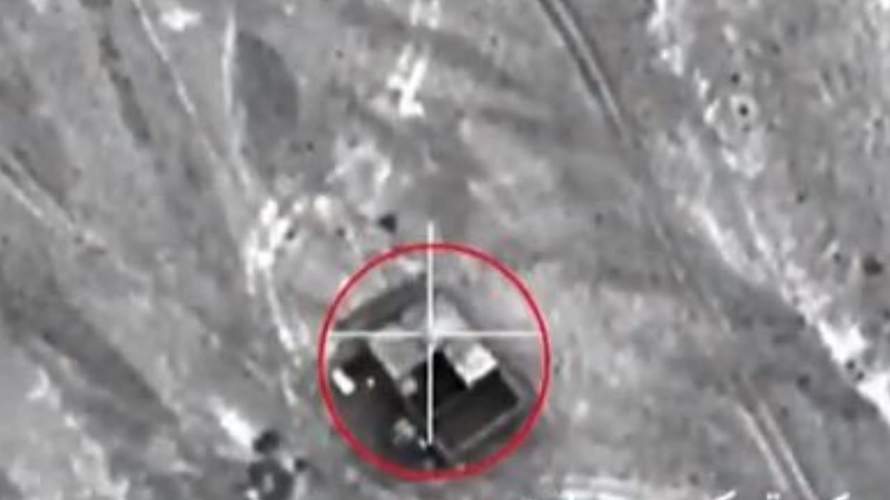 بالفيديو.. لحظة استهداف التحالف لعناصر وآليات الحوثيين في مأرب
