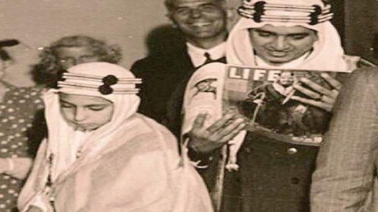 صورة نادرة الملك فهد بن عبد العزيز وهو يشاهد مجلة لايف الأمريكية منذ ٧٥ عاما