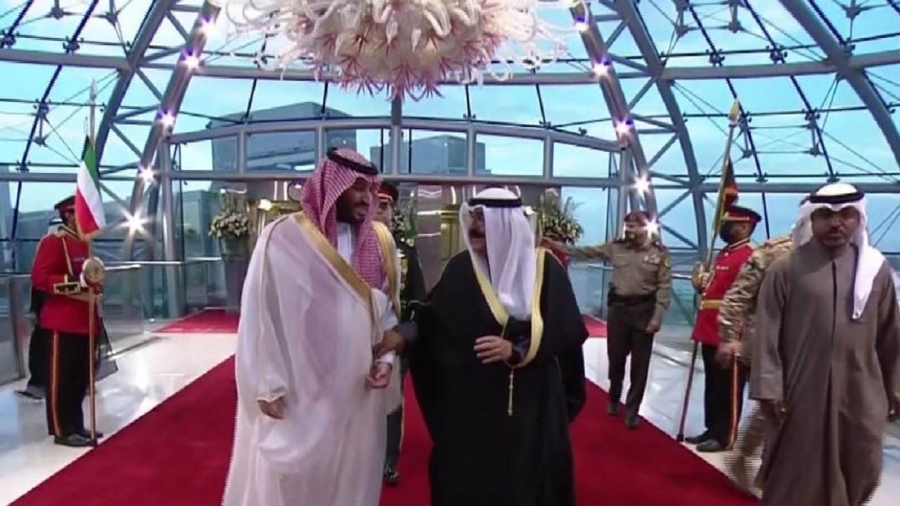 بالفيديو والصور.. ولي العهد يصل إلى الكويت في زيارة رسمية