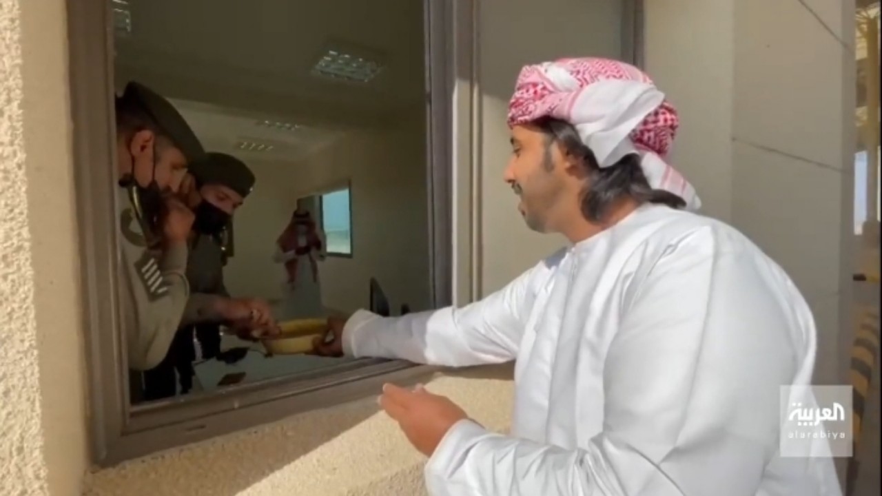 بالفيديو.. عماني يحتفل بتوزيع الحلوى على موظفي المنفذ السعودي