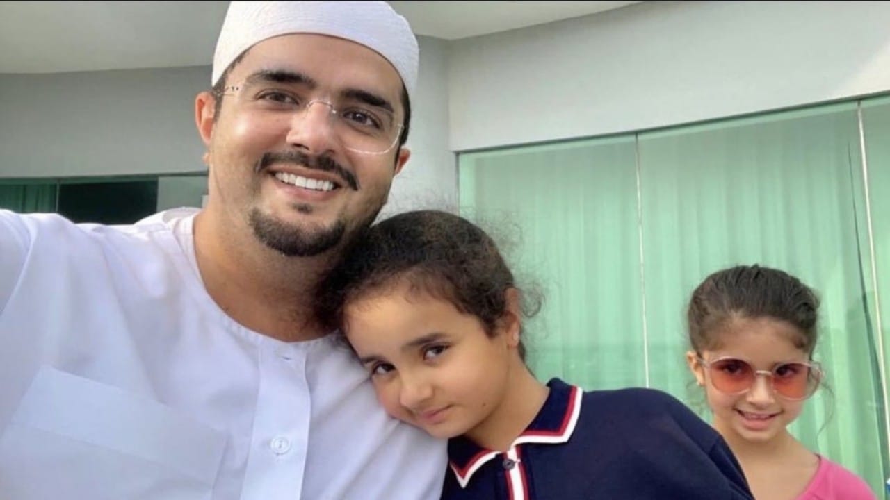 الأمير عبدالعزيز بن فهد يظهر برفقة بناته بجدة (صورة)