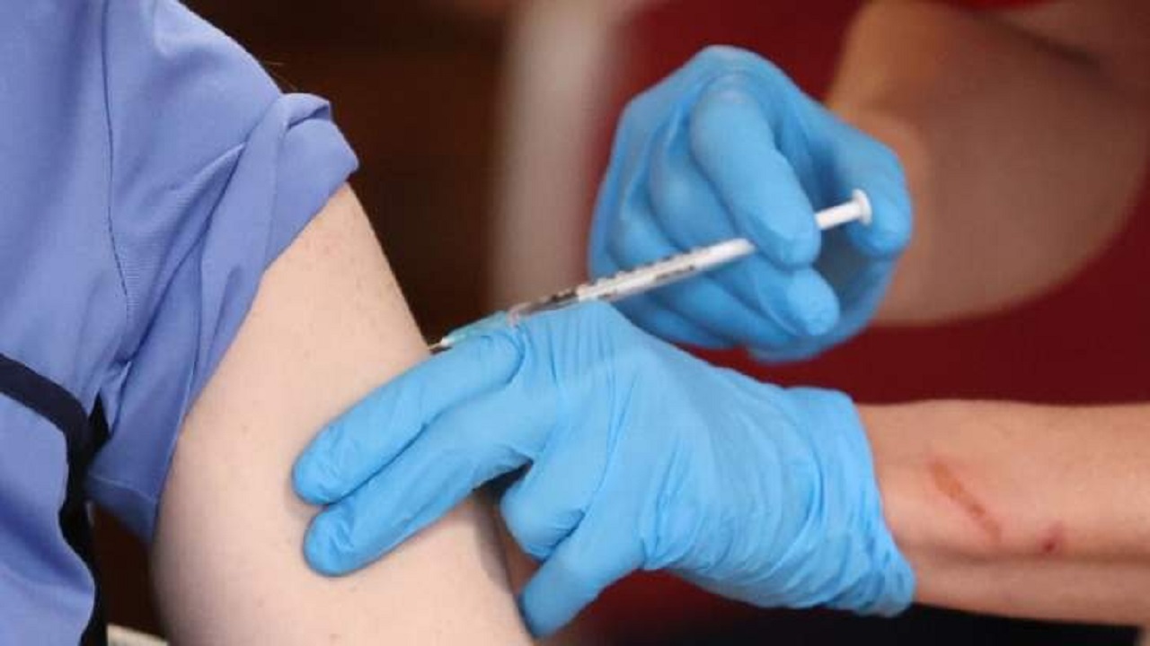 رجل يحاول خداع ممرضة بذراع “سيليكون” للحصول على شهادة اللقاح دون تطعيم