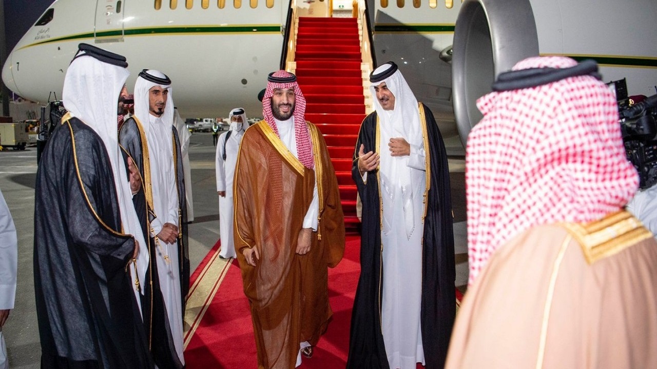 بالفيديو والصور..ولي العهد يصل الدوحة وفي مقدمة مستقبليه أمير قطر