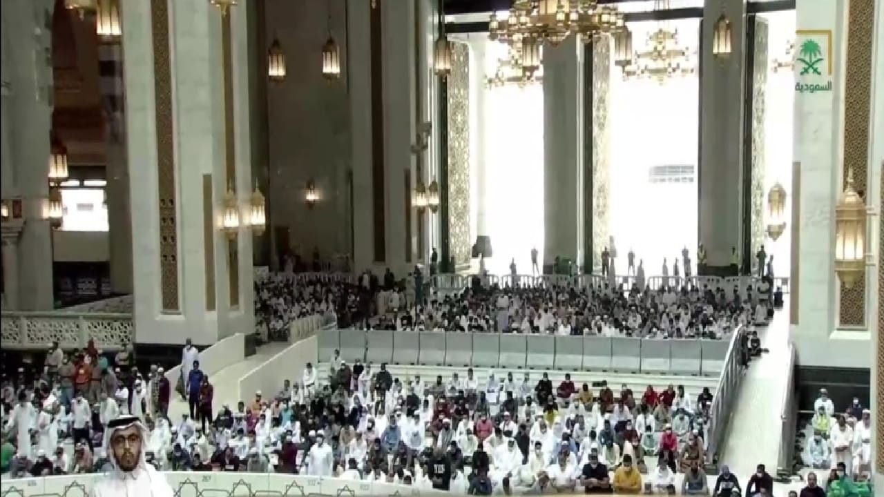 بالفيديو : خطيب المسجد الحرام يجهش بالبكاء أثناء حديثه عن بر الوالدين