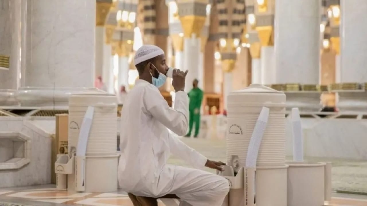 تقديم ماء زمزم من خلال الحافظات الثابتة والمحمولة على الظهر في المسجد النبوي