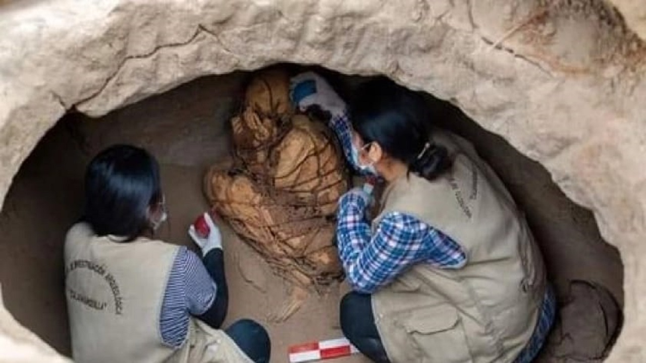 بالصور.. العثور على مومياء مقيدة بالحبال داخل مقبرة يثير الجدل