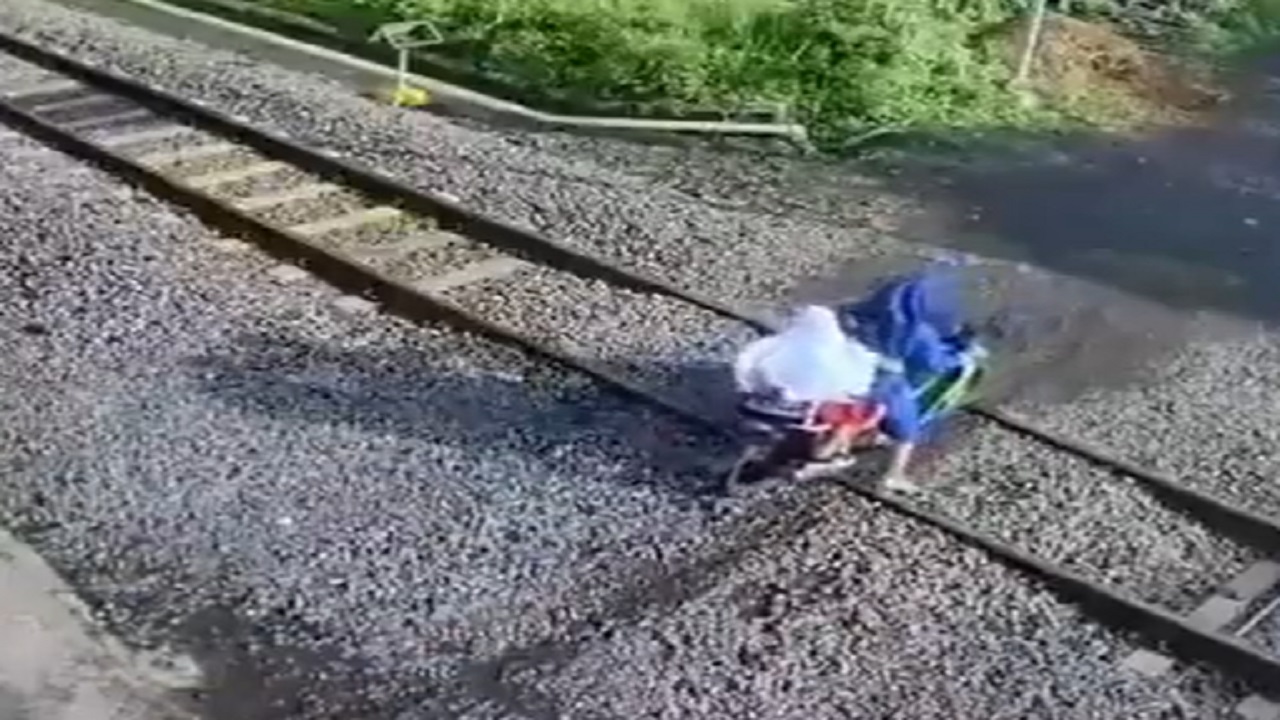 بالفيديو .. لحظة فرار امرأة وطفليها من الدهس تحت عجلات القطار