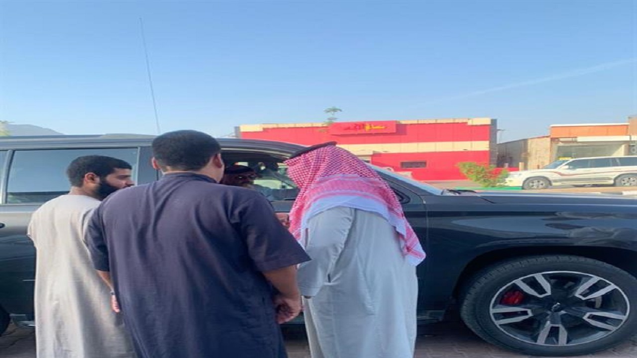 أمير عسير يهدي مواطنًا سيارة جديدة بعد تعطل مركبته: “توكل على الله”