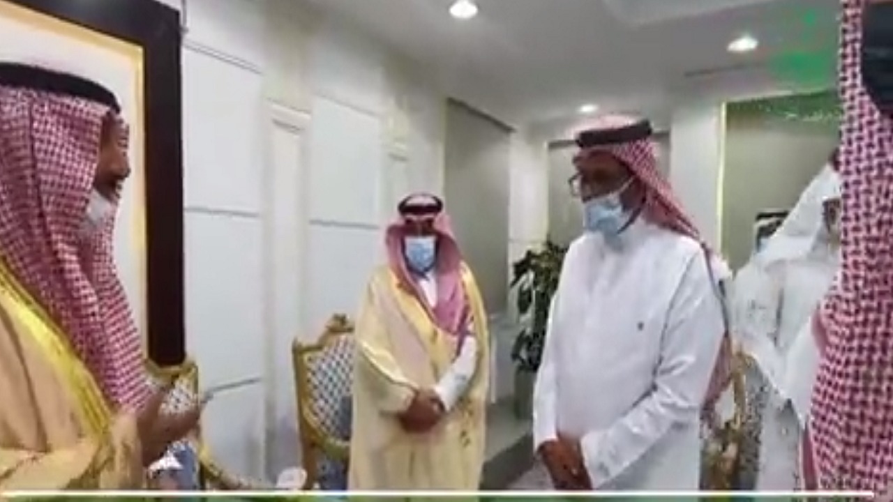شاهد.. أمير نجران يهنئ استشاريين لحصولهما على الجنسية السعودية
