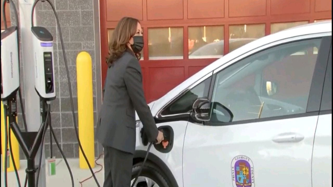 بالفيديو.. نائبة بايدن تشحن سيارة كهربائية بنفسها في أحد المحطات