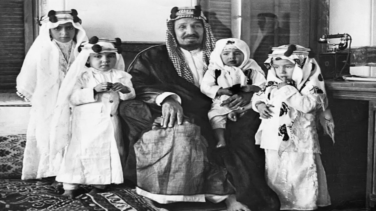 صورة نادرة تجمع الملك المؤسس وعددًا من الأمراء قبل 86 عامًا