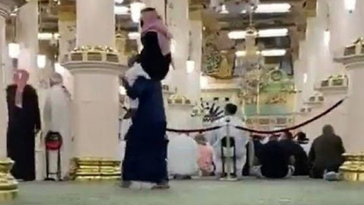 بالفيديو .. شاب يحمل والده على كتفيه في المسجد النبوي