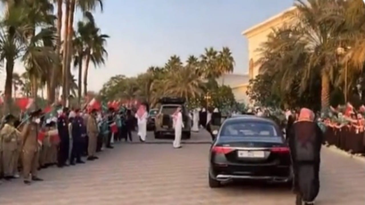شاهد.. استقبال شعبي حافل لولي العهد في البحرين وترديد هتافات:&#8221;عاش الملك عاش الأمير&#8221;
