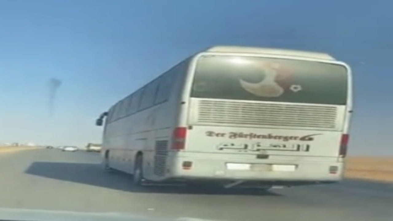 شاهد.. سائق باص يقود بسرعة جنونية على طريق &#8220;الرياض- الدمام&#8221; 