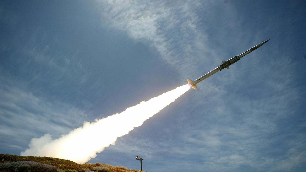 صاروخ حوثي يستهدف حيًا سكنيًا في تعز