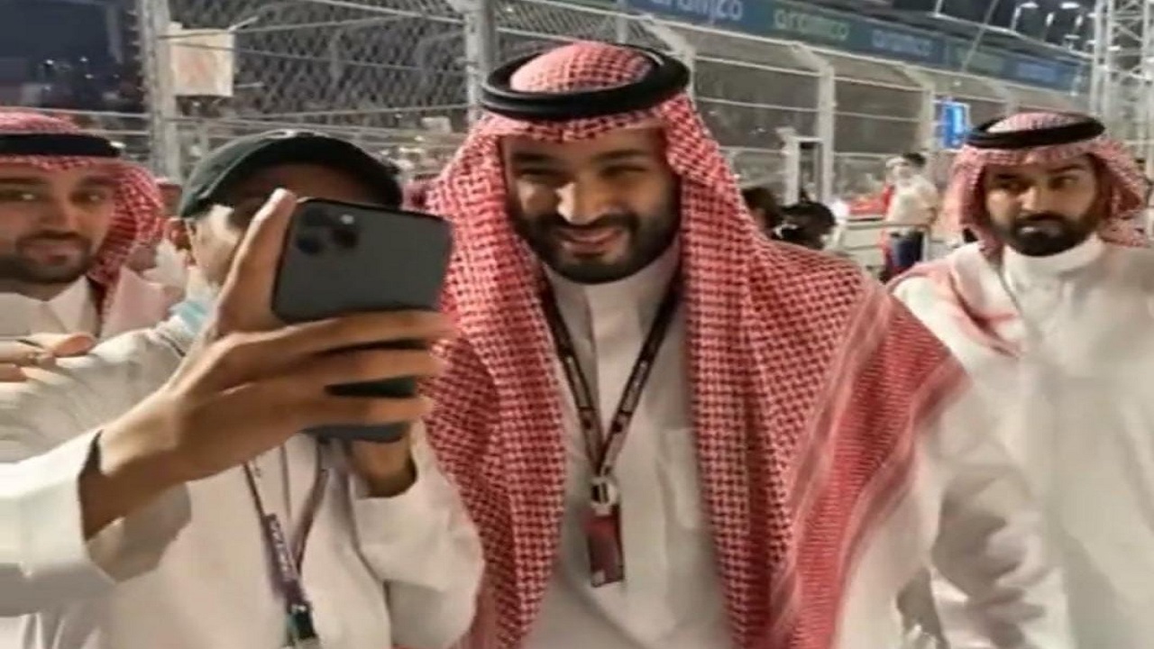 بالفيديو.. منظمون &#8220;لفورمولا 1&#8221; يلتقطون سيلفي مع ولي العهد