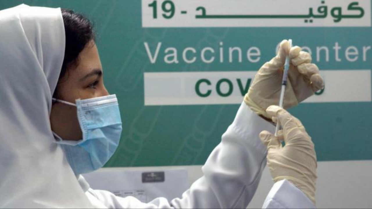 “استشاري” يوجه رسالة حاسمة للأشخاص الرافضين تلقي اللقاح