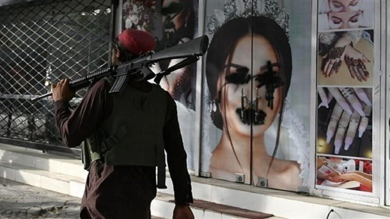 طالبان تُزيل صور النساء من على اللوحات الإعلانية