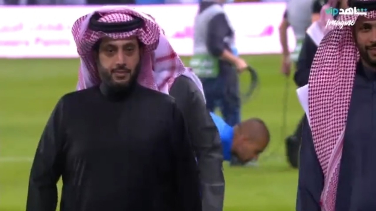 بالفيديو.. تركي آل الشيخ يفاجئ الاستديو التحليلي لقمة كأس مارادونا