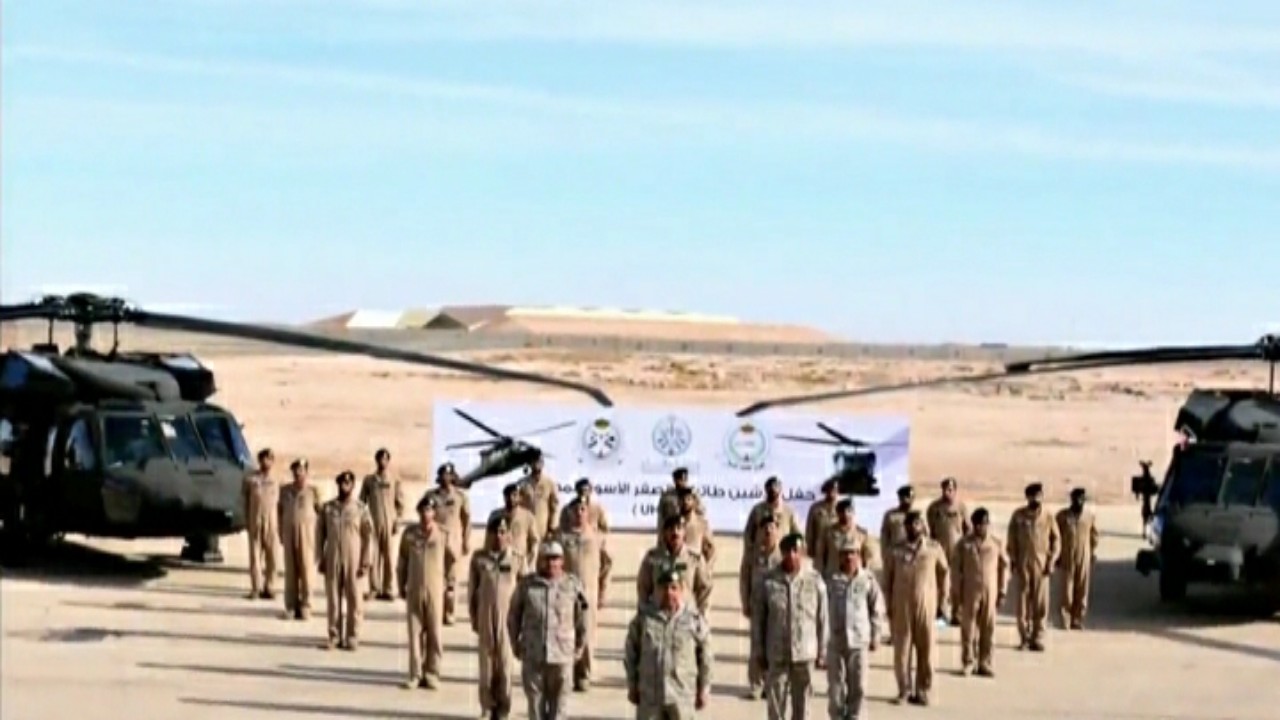 بالفيديو.. القوات البرية السعودية تدشن طائرة الصقر الأسود