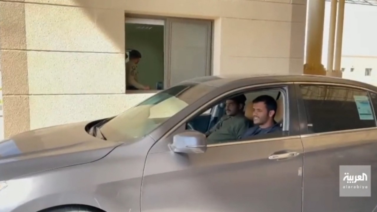 بالفيديو.. أول مواطن عماني يعبر الطريق البري الرابط بين المملكة وعمان