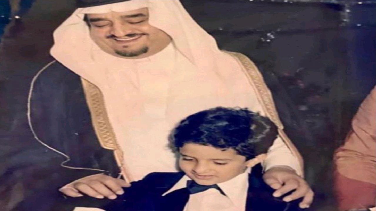 صورة نادرة تجمع الملك فهد ونجله الأمير عبدالعزيز في صغره