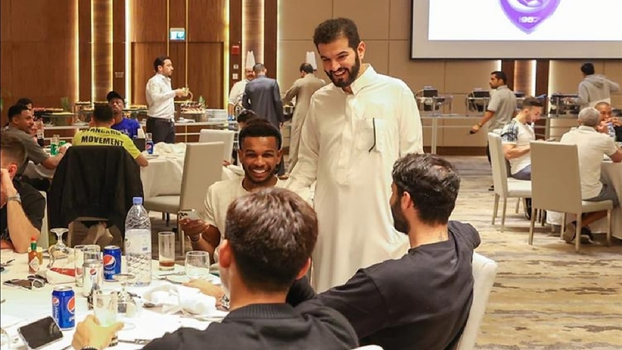 &#8220;فهدبن نافل&#8221; يقيم مأدبة غداء لنجوم الهلال بعد خسارتهم أمام النصر