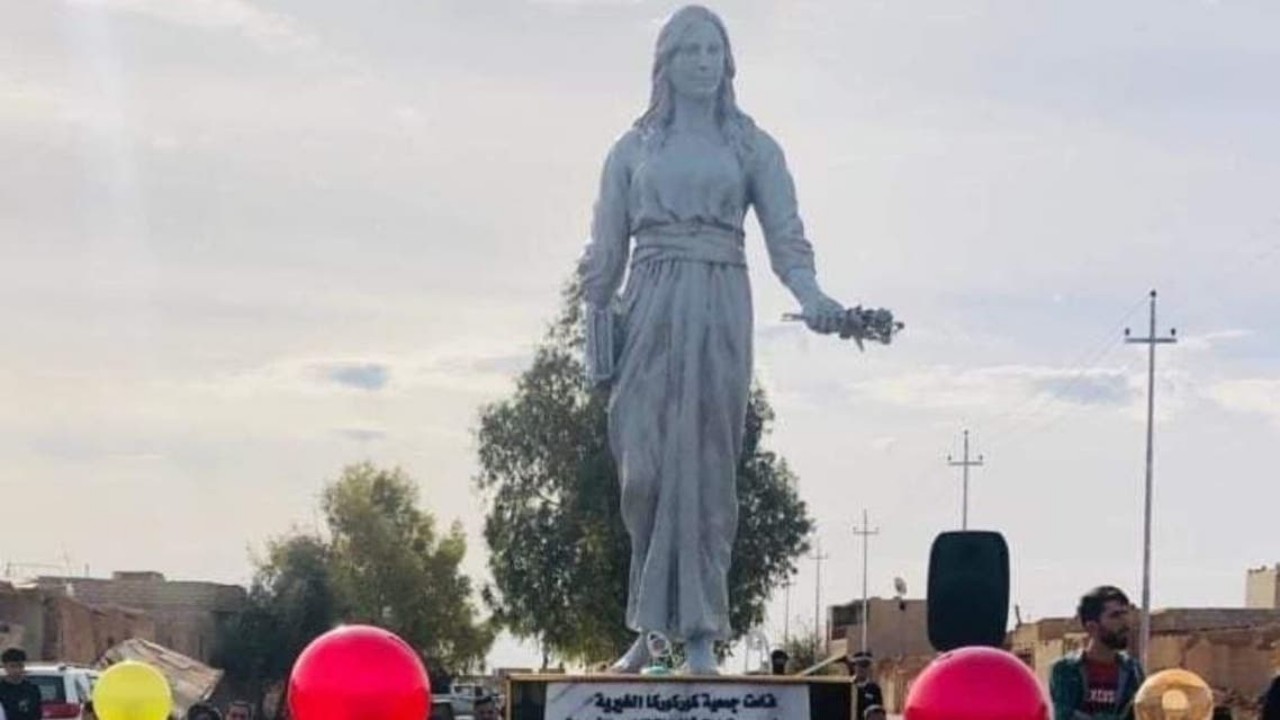بالفيديو.. إزاحة الستار عن تمثال لفتاة انتحرت بعدما خطفها داعش