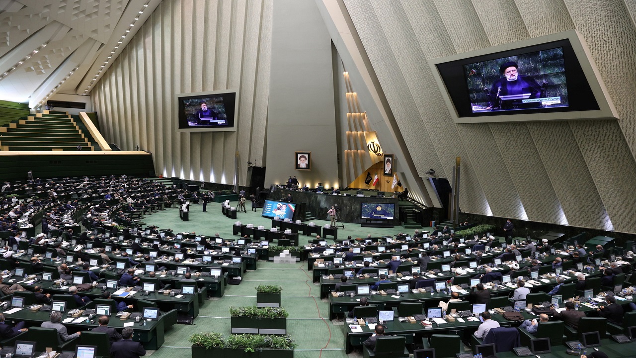 الكشف عن فضائح جنسية وتعاطي مخدرات داخل البرلمان الإيراني